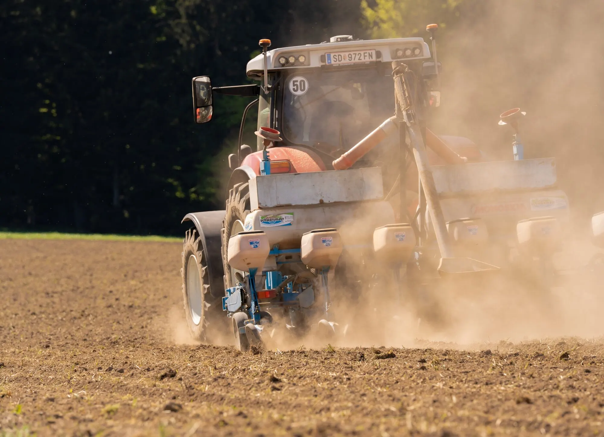 Traktor mit Sämaschine bei der Feldarbeit