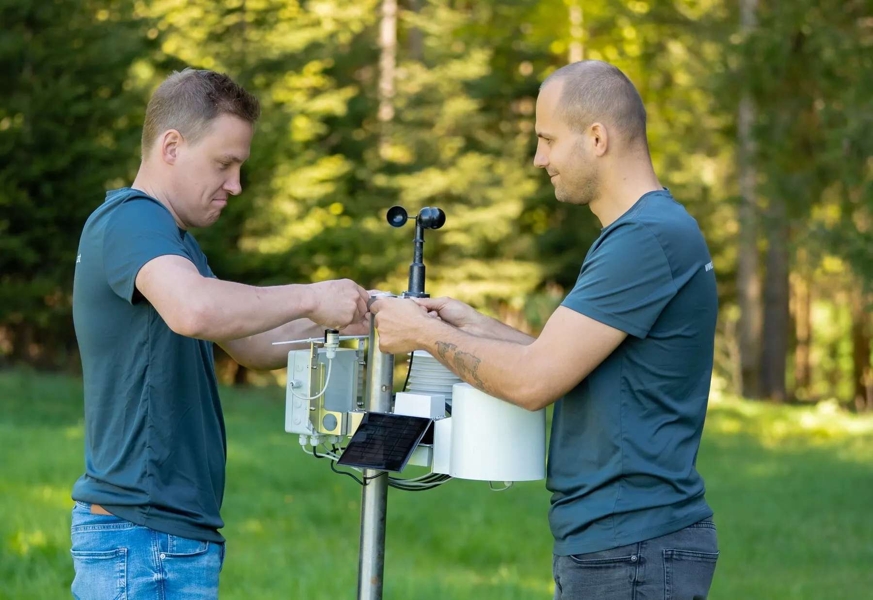 Andreas Höller und Julian Moser bauen eine Wetterstation am Feld auf
